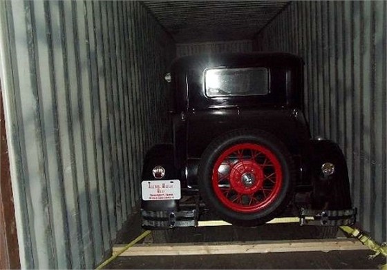集裝箱中的復(fù)古汽車