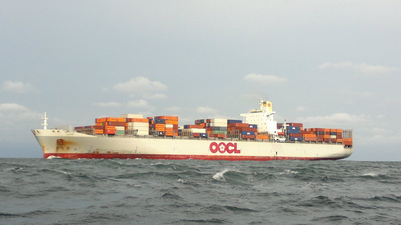東方海外超大型船OOCL Japan在蘇伊士運河擱淺
